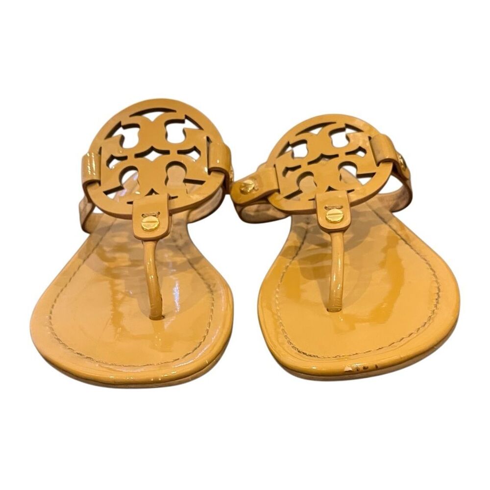 SZ 8.5 Tory Burch Miller Patent Logo Embellished Sandals Flip Flops in Tan